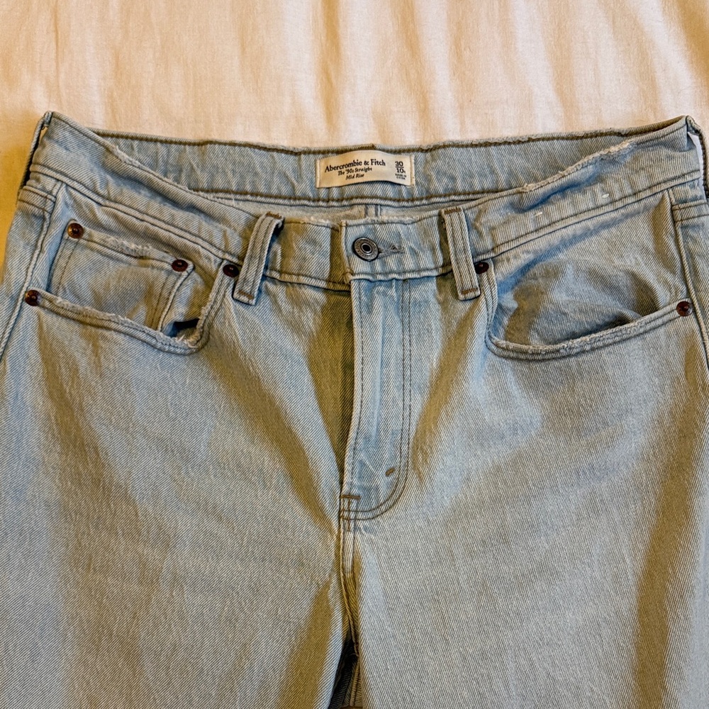 Abercrombie & Fitch Light Wash 90’s Straight, Mid Rise